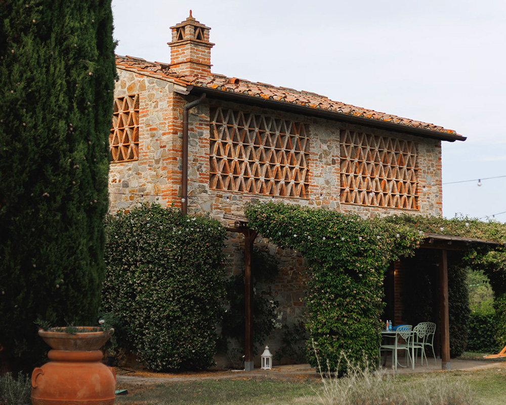Un casolare immerso nel verde della campagna toscana